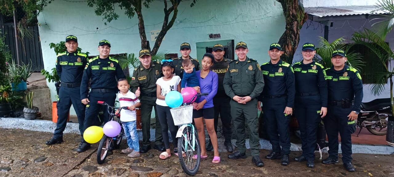 El subintendente Bladimir Díaz que trabaja en la estación de Policía Yaguará se dio a la tarea de buscar bicicletas en desuso para transformarlas y entregárselas a los niños más necesitados en esta Navidad.