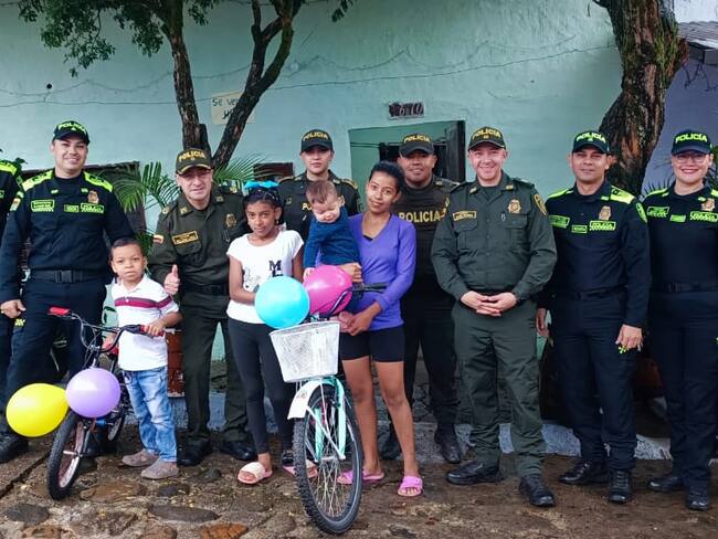 El subintendente Bladimir Díaz que trabaja en la estación de Policía Yaguará se dio a la tarea de buscar bicicletas en desuso para transformarlas y entregárselas a los niños más necesitados en esta Navidad.
