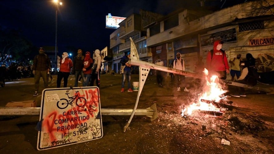 “Nos golpearon y empezaron a disparar y nos llevaban hacia la esquina. A mi compañero lo tiraron al suelo”: Ana Burgos, defensora de Derechos Humanos. Foto: Getty Images / LUIS ROBAYO