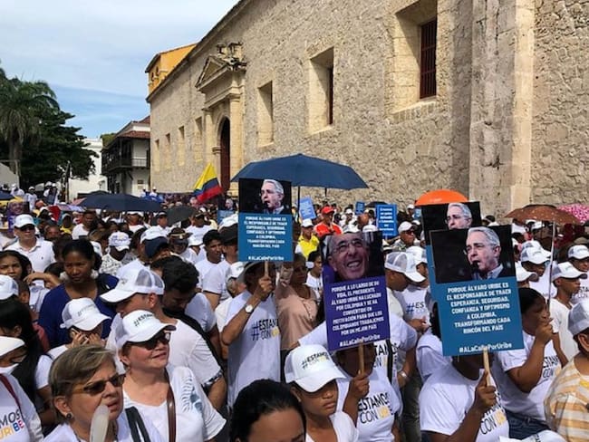 Avanzan marchas de apoyo a Uribe por su indagatoria