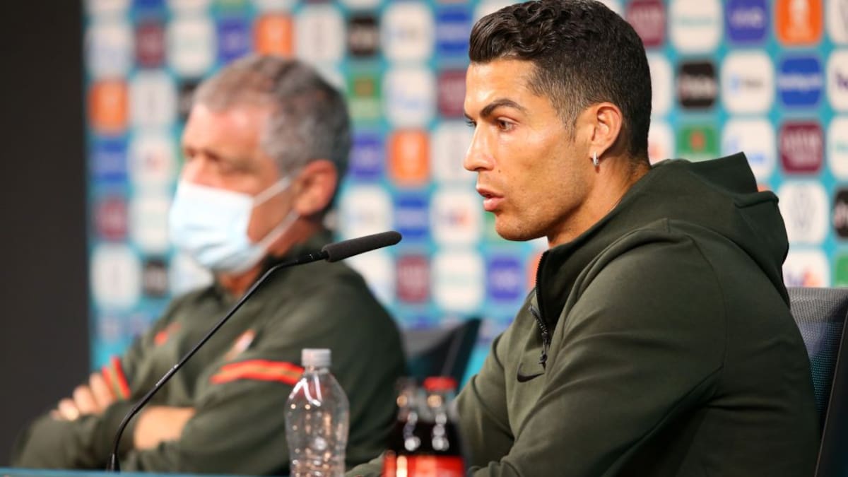 El polémico gesto de Cristiano Ronaldo: no a la Coca Cola