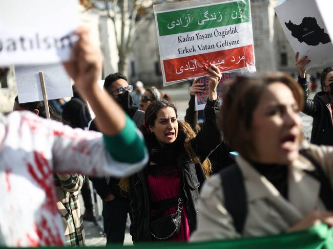 Protesta en Estambul, Turquía contra Irán, tras la sospechosa muerte de Masha Amini.