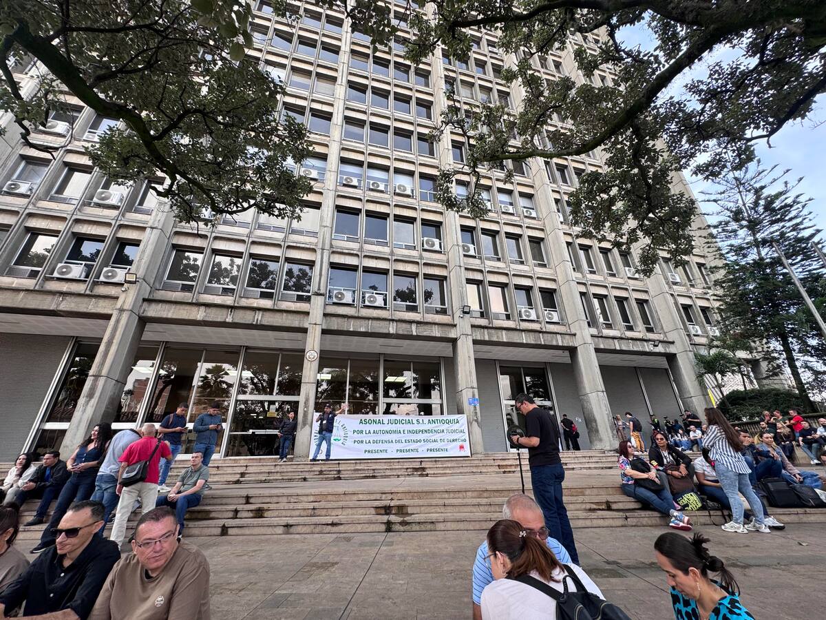 Empleados judiciales protestan en Medellín por el secuestro de dos funcionarios del CTI