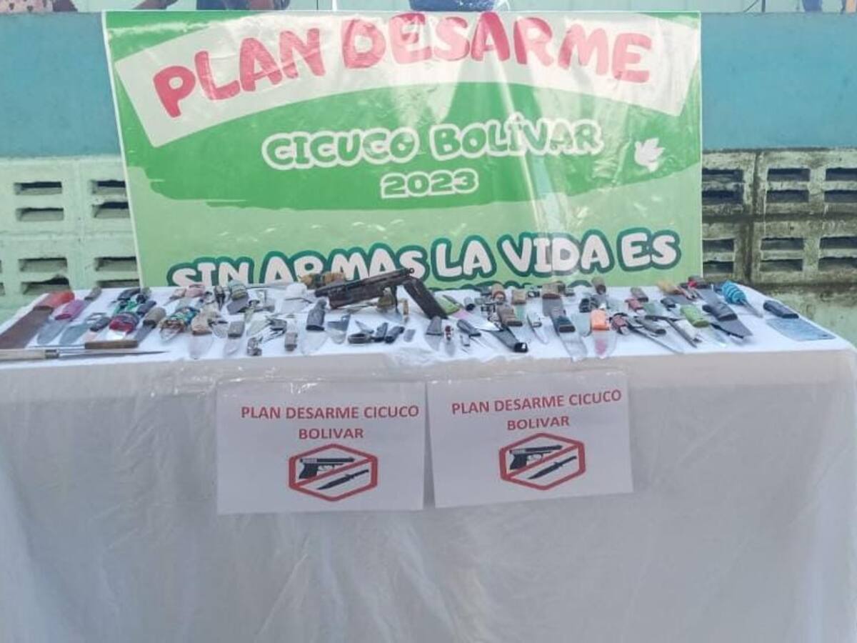 Policía regaló anchetas a cambio de la entrega voluntaria de armas blancas en Bolívar