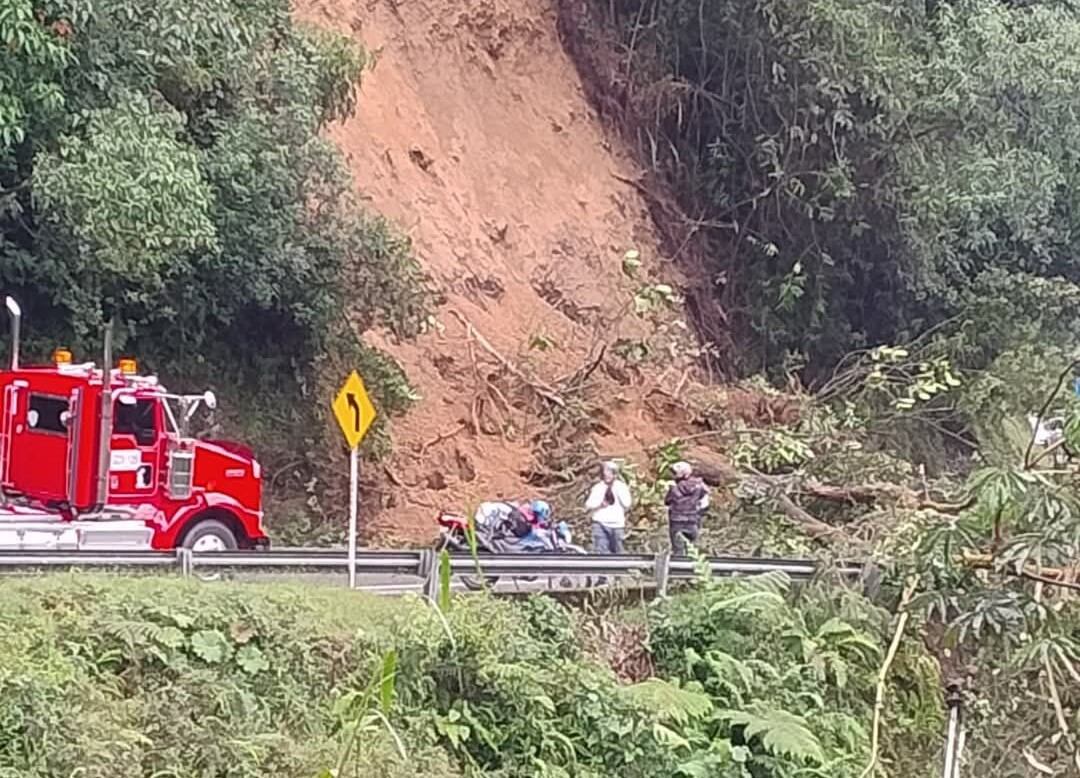 Deslizamiento en la vía Medellín-Santa Bárbara, Antioquia. Foto: cortesía.