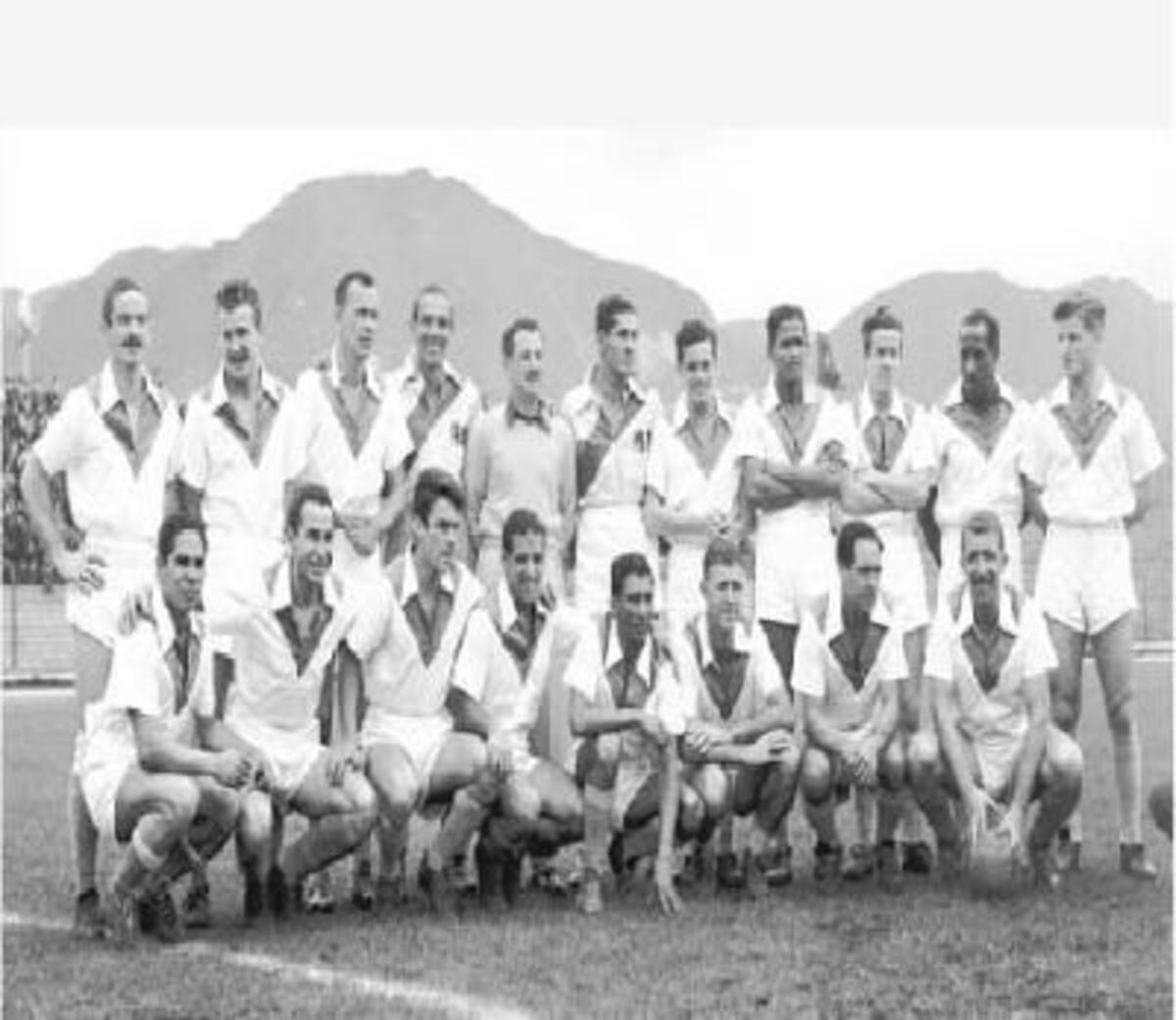 SELECCIÓN DE EXTRANJEROS 1952DE PIE IZD-DER: Tacheros Martínez, Atilio Miotti, Georgy Marik, Caimán’ Sánchez, ‘Ruso’ Sabransky, Pablo Centurión, ‘Toto’ Bernásconi, Lorenzo Calonga, Heraldo Ferreyro, Ulises Terra, ‘Turco’ Faín. ABAJO IZQ-DER: Carlos Arango, Óscar Contreras, ‘Turco’ Deibe, Vicente Gallina, Francisco Solano, Sanguinetti, Bibiano Zapirain, Eusebio Tejera.