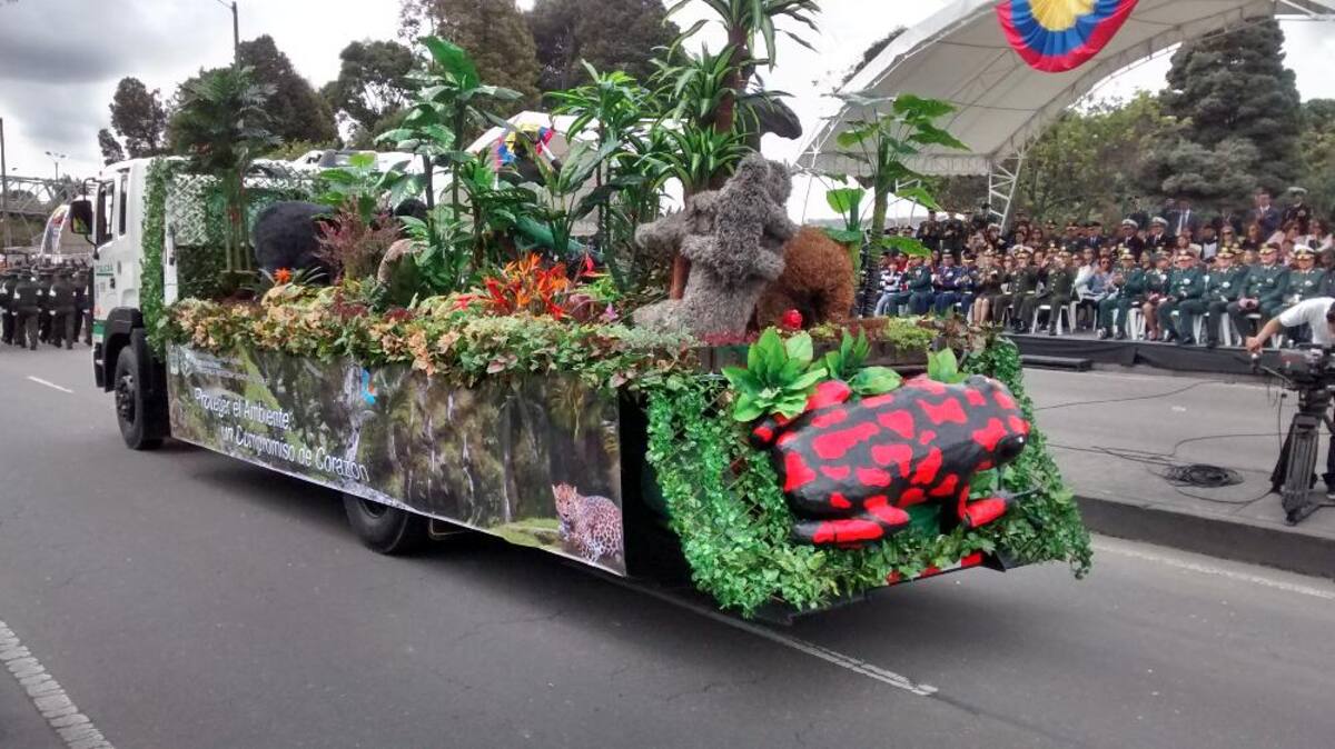 Miles de personas en todo el país se movilizan para observar los desfiles del 20 de julio.
