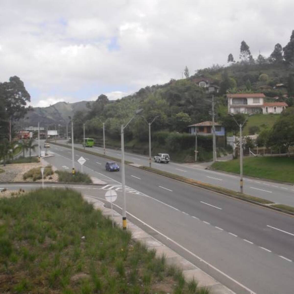 Un herido por explosión al paso de vehículos de valores en la vía Medellín Bogotá