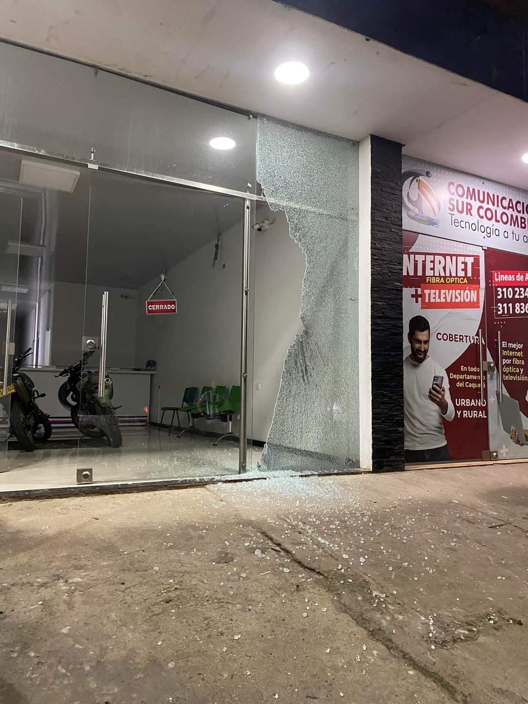 La fachada de la empresa que es en vidrios resultó averiada.
