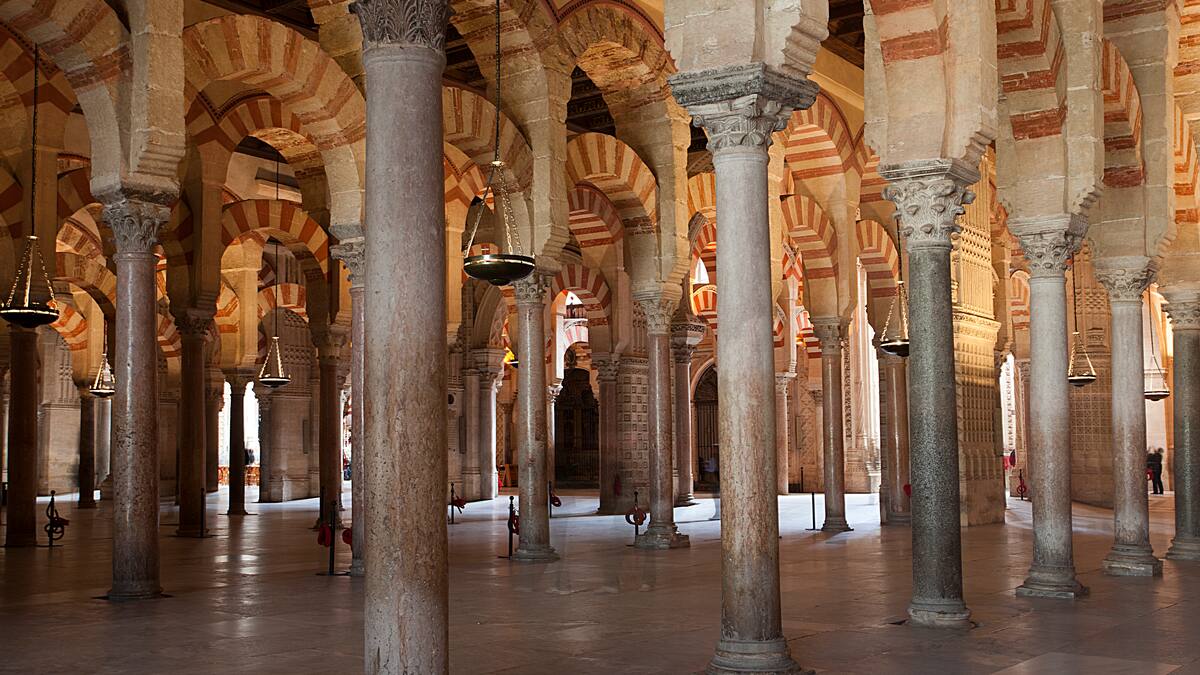 Bomberos controlan incendio en la catedral de Córdoba, España, declarada Patrimonio de la Humanidad