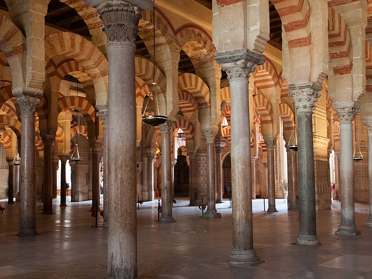 Bomberos controlan incendio en la catedral de Córdoba, España, declarada Patrimonio de la Humanidad
