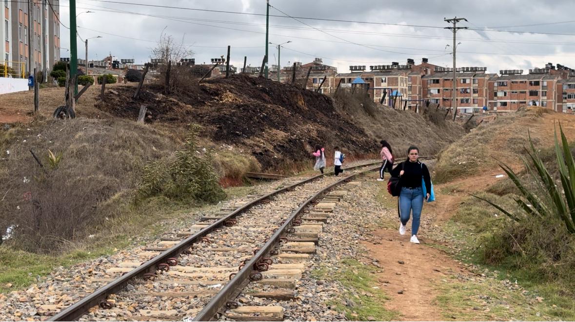 Paso de la vía férrea en el sector de Antonia Santos en Tunja