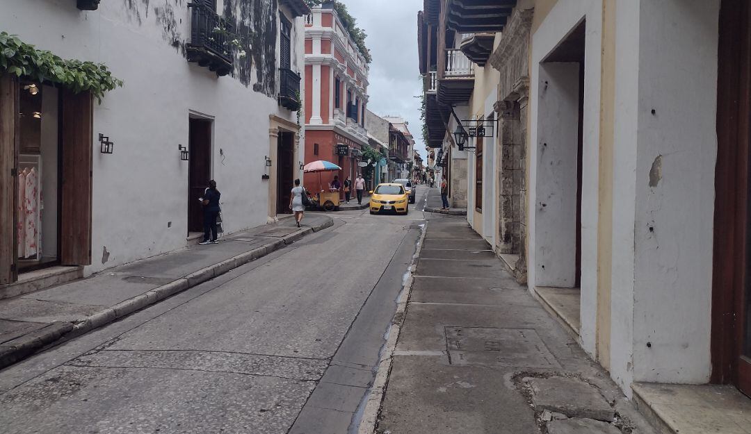 El tránsito de vehículos particulares estará prohibido en las vías interna y solo será permitido en las principales