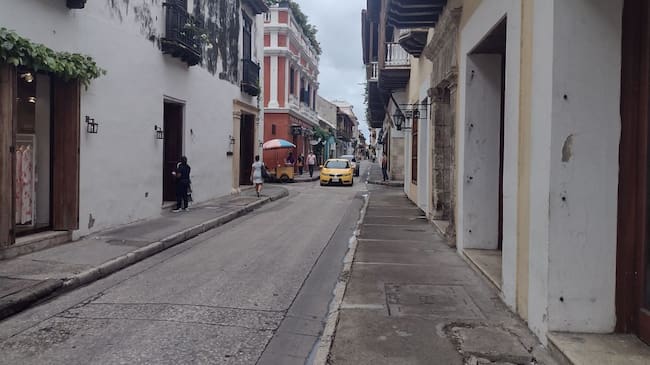 El tránsito de vehículos particulares estará prohibido en las vías interna y solo será permitido en las principales