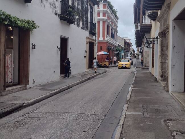 El tránsito de vehículos particulares estará prohibido en las vías interna y solo será permitido en las principales