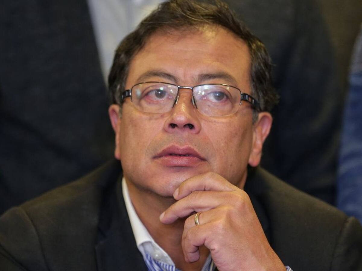 “Hicieron coincidir llegada las vacunas con la caída de la economía”: Petro