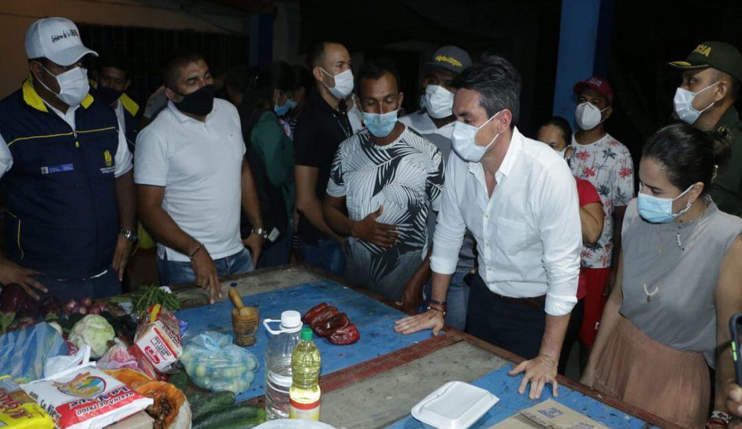 El alcalde Carlos Ordosgoitia llegó al colegio donde permanecen las familias que perdieron todo en el incendio.