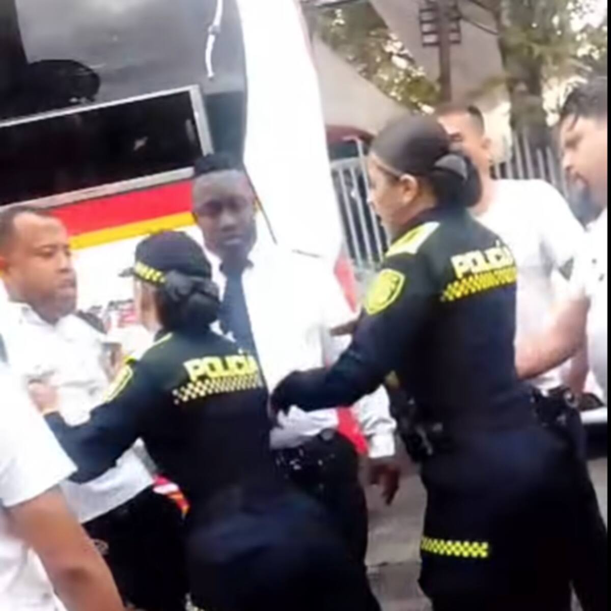 Policía y conductor protagonizaron un altercado en terminal de transporte de Medellín