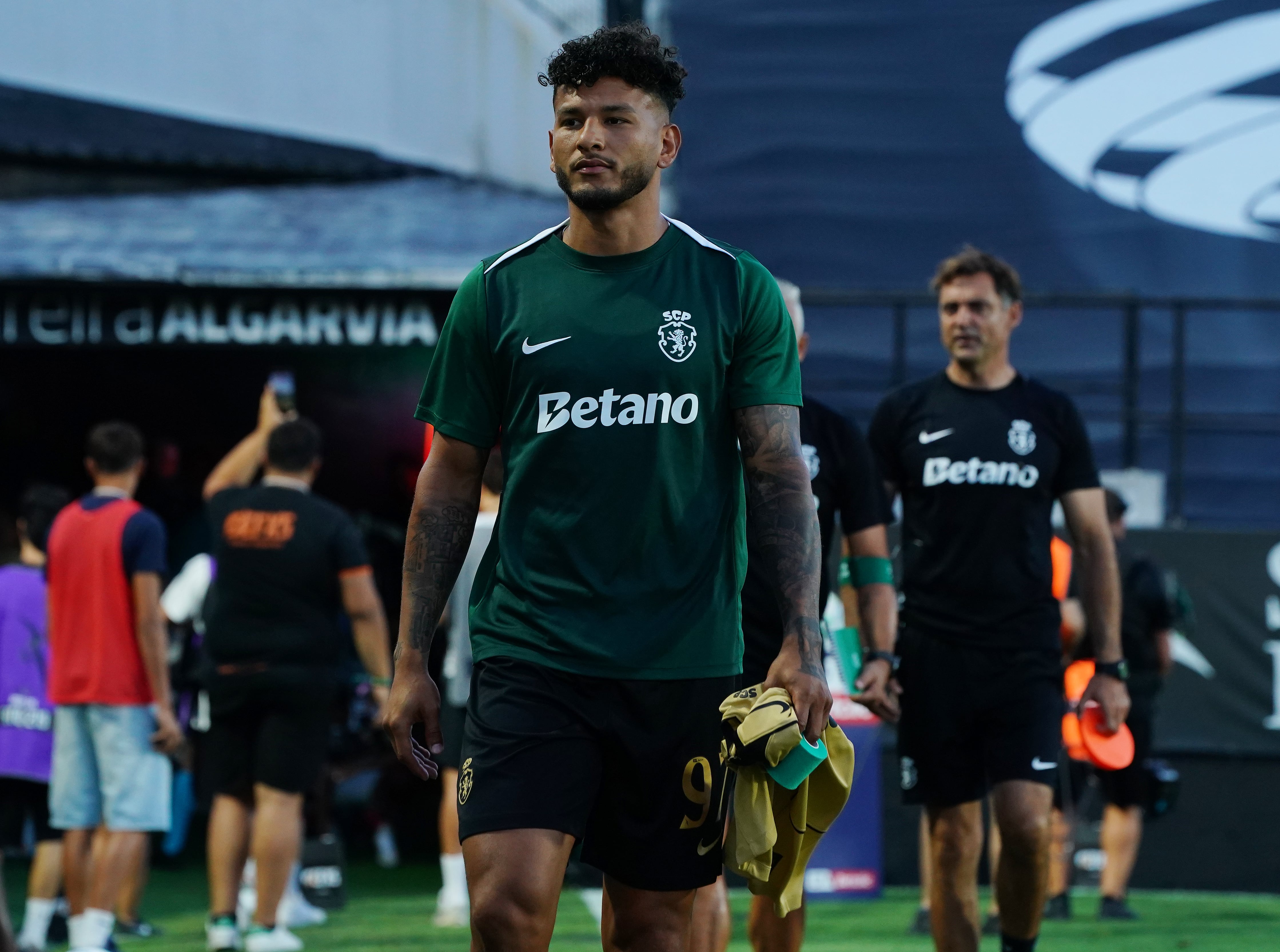 AMADORA, PORTUGAL - AUGUST 8: Luis Suarez of Sporting CP before the start of the Liga Portugal Betclic 2026/27 match between CF Estrela da Amadora and Sporting CP at Estadio Jose Gomes on August 8, 2026 in Amadora, Portugal. (Photo by Gualter Fatia/Getty Images)