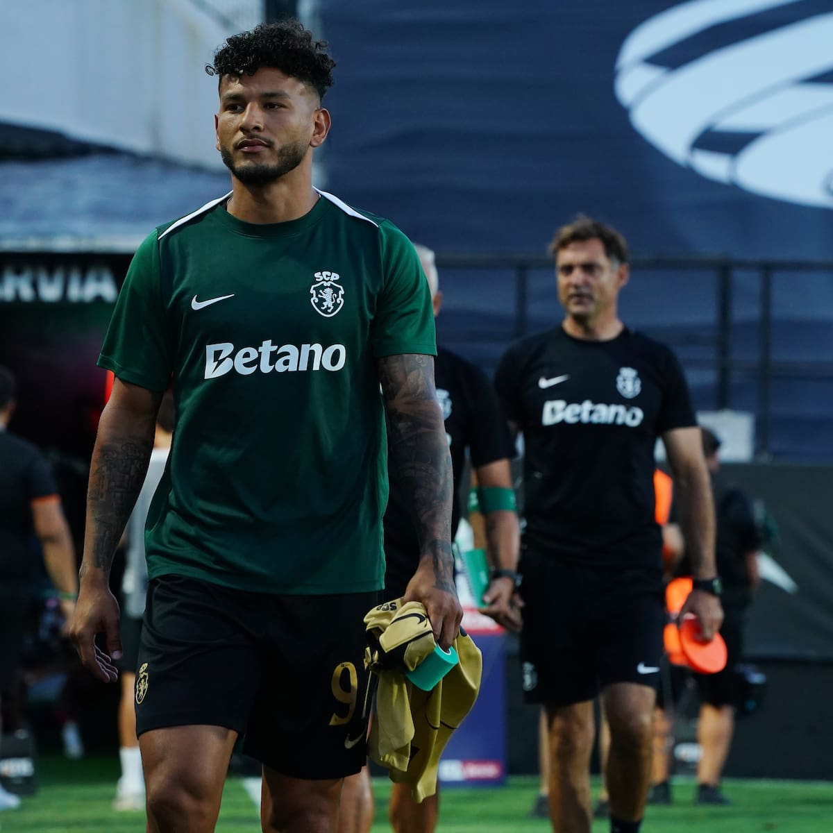 En medio de rumores por su llegada al Barcelona, Luis Suárez jugó en la victoria del Sporting Lisboa
