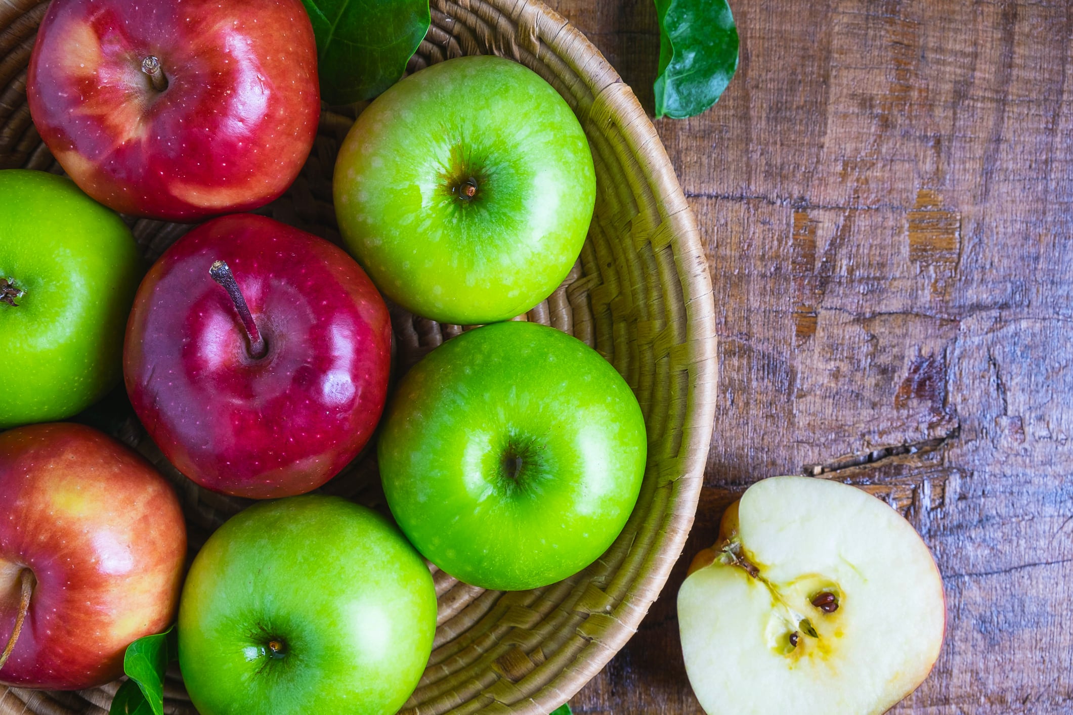 Manzanas verdes y rojas / Getty Images