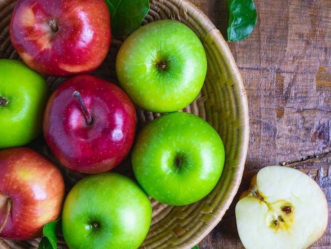Manzanas verdes y rojas / Getty Images