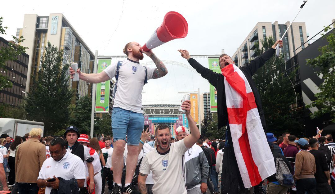 Hinchas ingleses festejan en las afuera de Wembley antes de la final de la Eurocopa