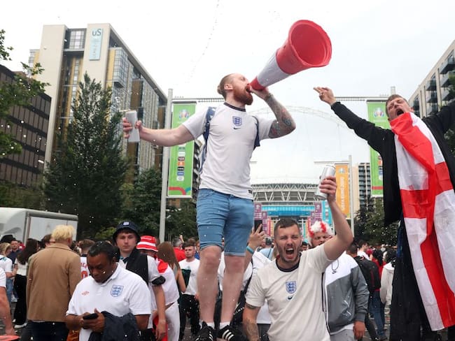 Hinchas ingleses festejan en las afuera de Wembley antes de la final de la Eurocopa