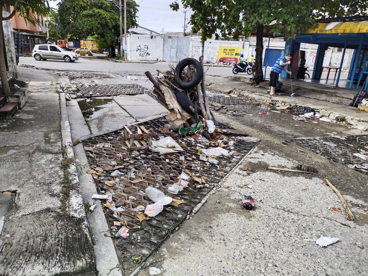 “No las queremos más”: vecinos piden solución a rejillas de San Isidro por enorme hueco