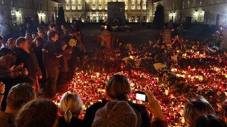 Miles de polacos depositan flores en el Palacio de Gobierno, tras de la muerte de su presidente