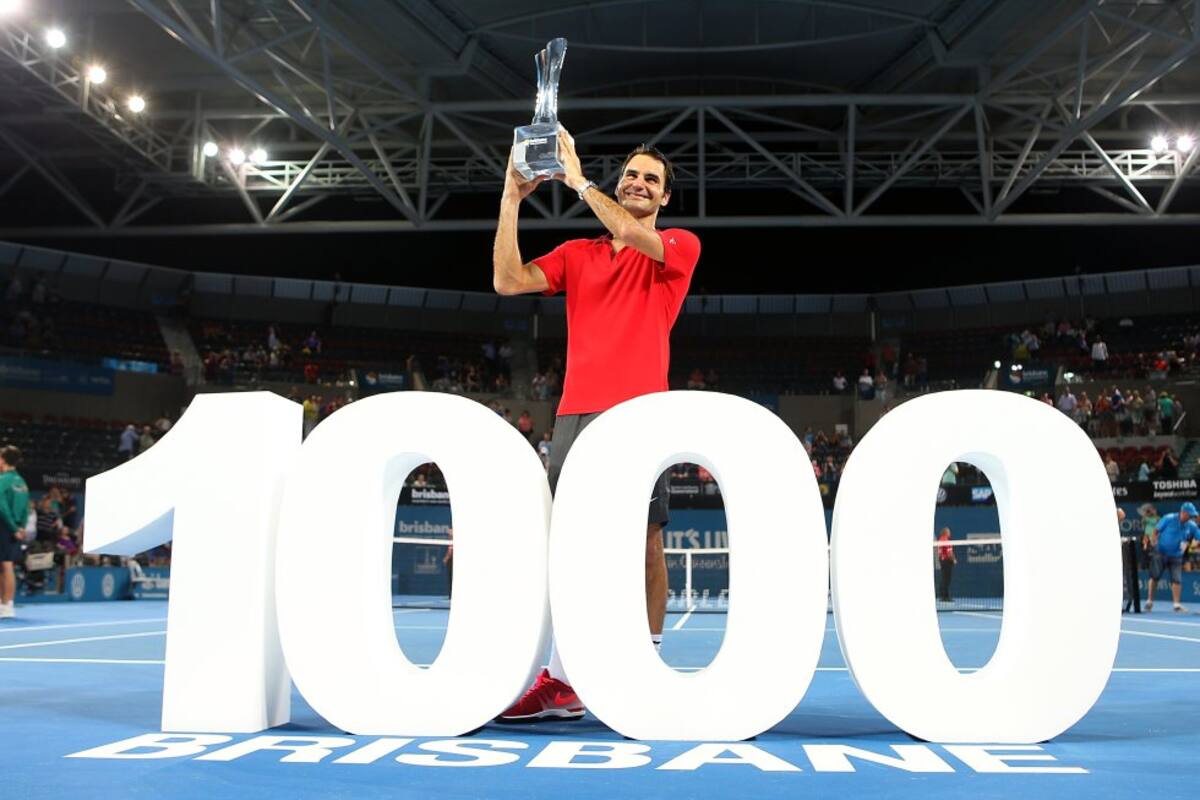 Roger alza el trofeo Roy Emerson después de ganar su título 1000. 2015. 