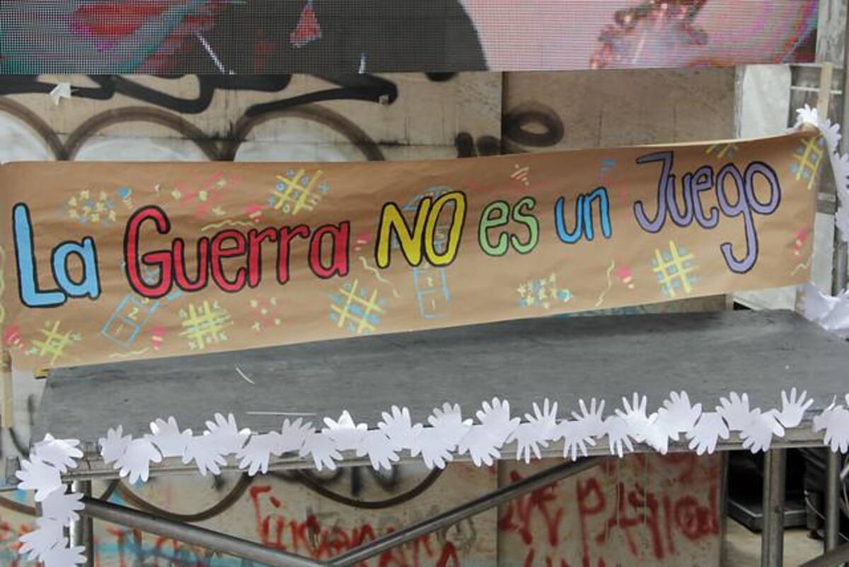 Niños de colegios distritáles, realizaron un acto simbólico para protestar por la muerte de los niños en Caquetá y el caso del menor de la Vega Cundinamarca.