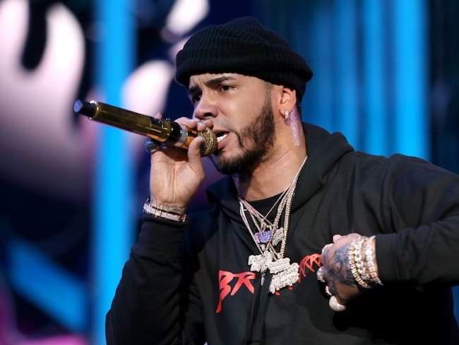Anuel AA llora porque no le crece el pelo