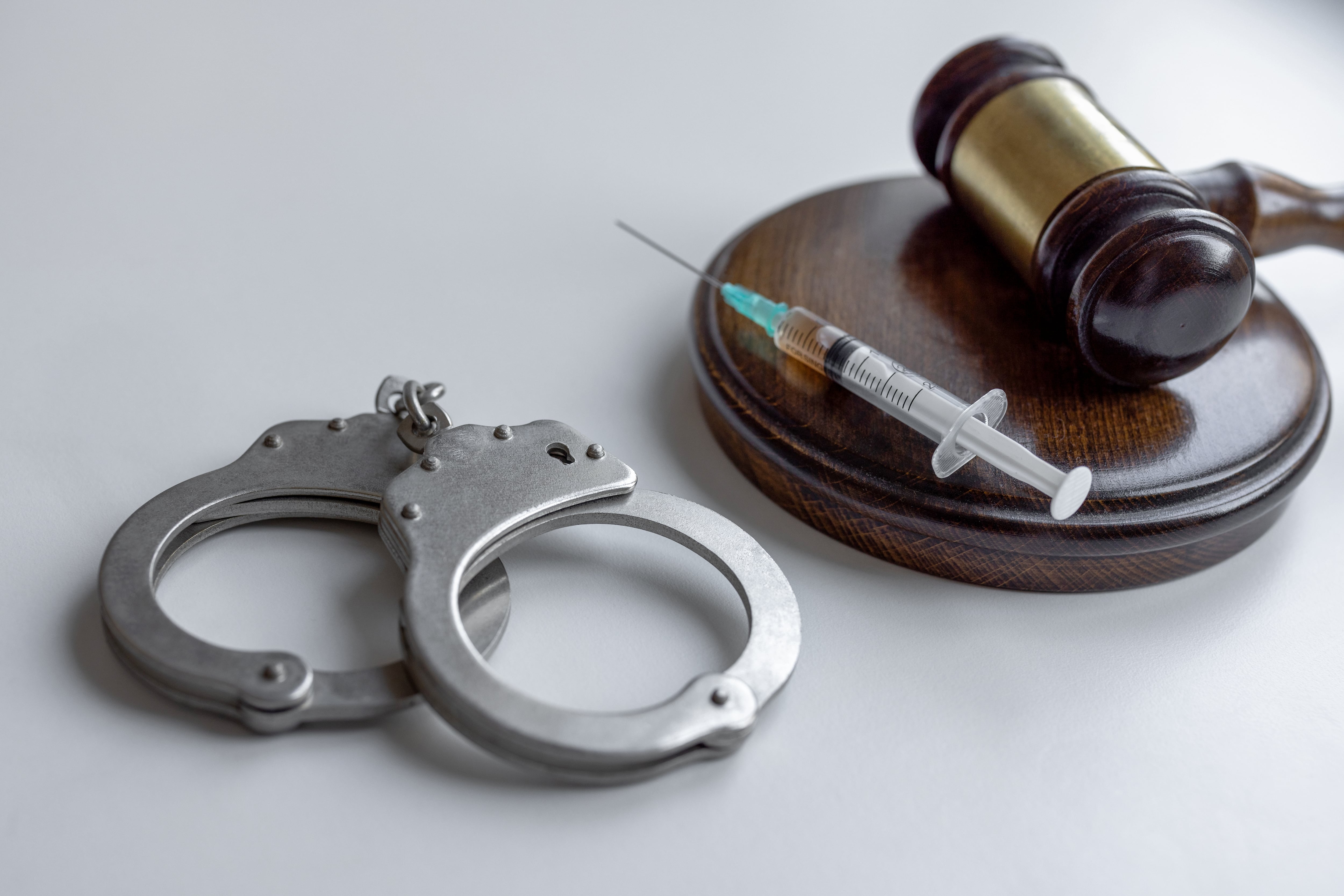Judges gavel and syringe injection on table for executed by injection concept. Imagen tomada de Getty Imagenes (Crédito: bymuratdeniz)