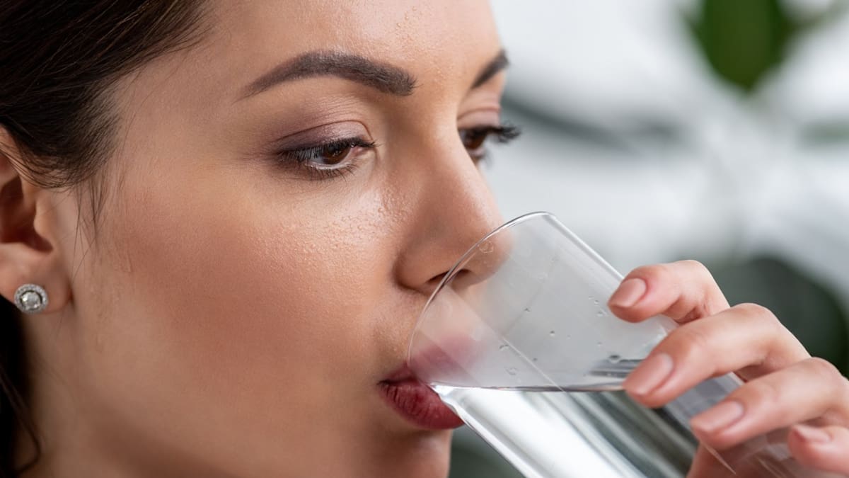 ¿Por qué se dice que se debe tomar un litro de agua al día? Explicación científica