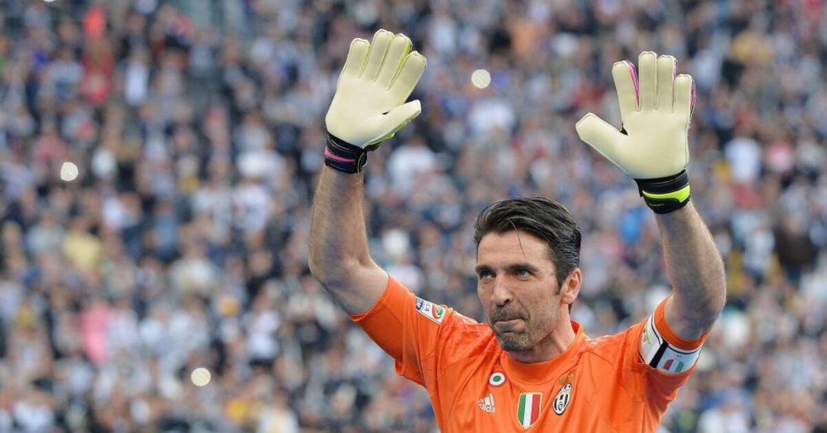 Buffon ovacionado por la hinchada en el Juventus Stadium.