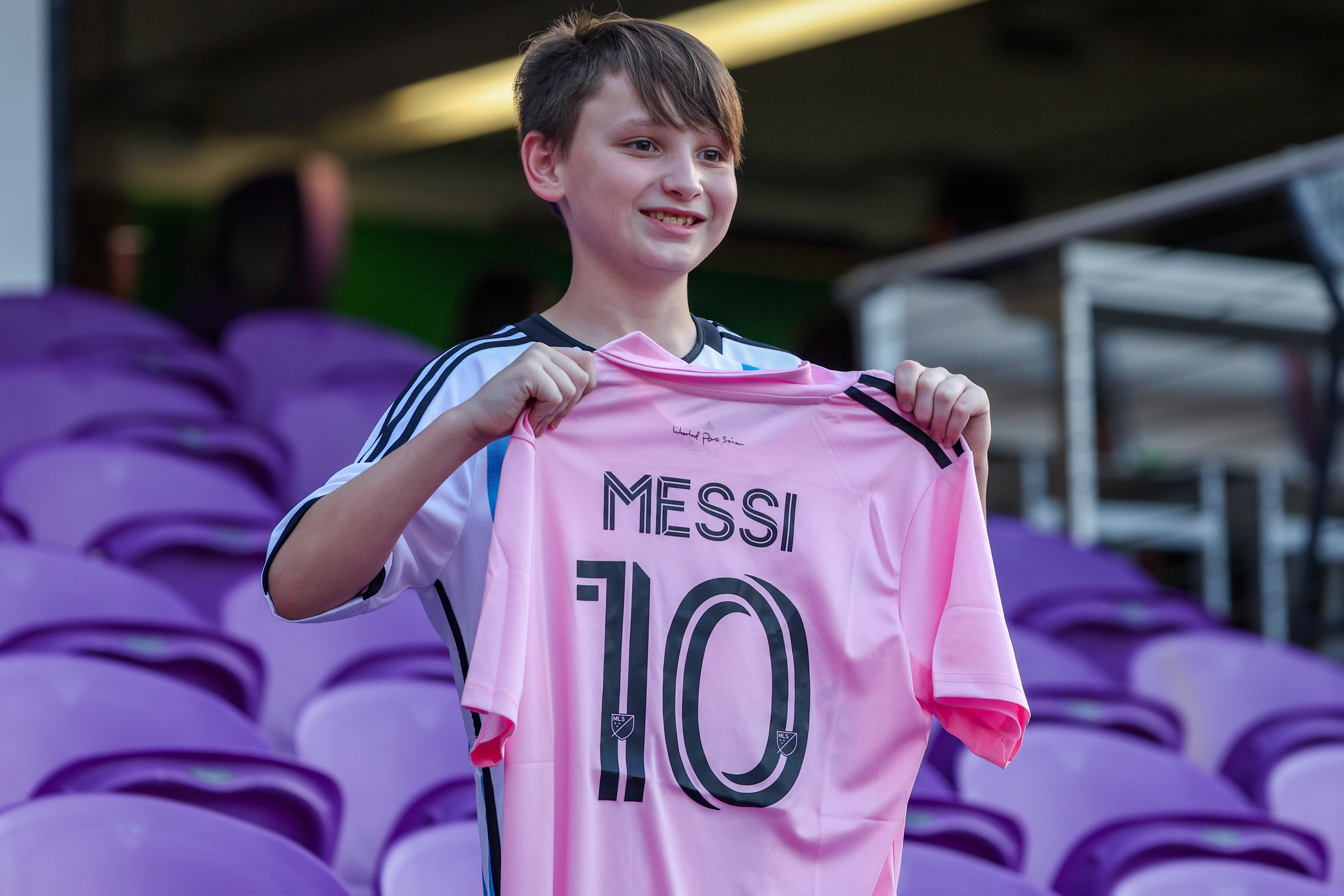 Joven fanático sostiene la camiseta de Lionel Messi en Miami (Photo by Joe Petro/Icon Sportswire via Getty Images)