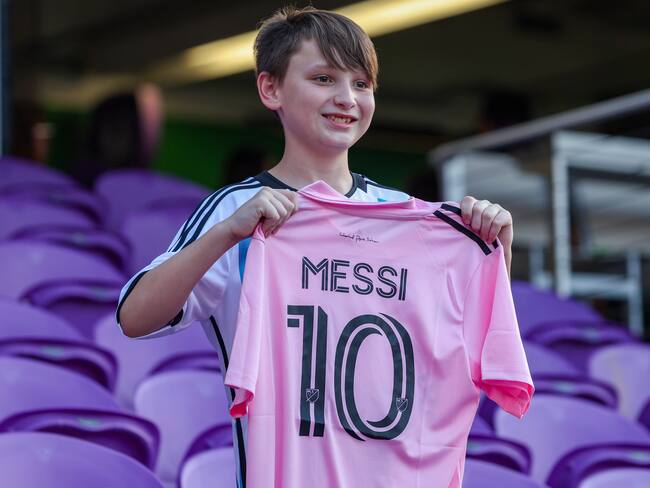 Joven fanático sostiene la camiseta de Lionel Messi en Miami