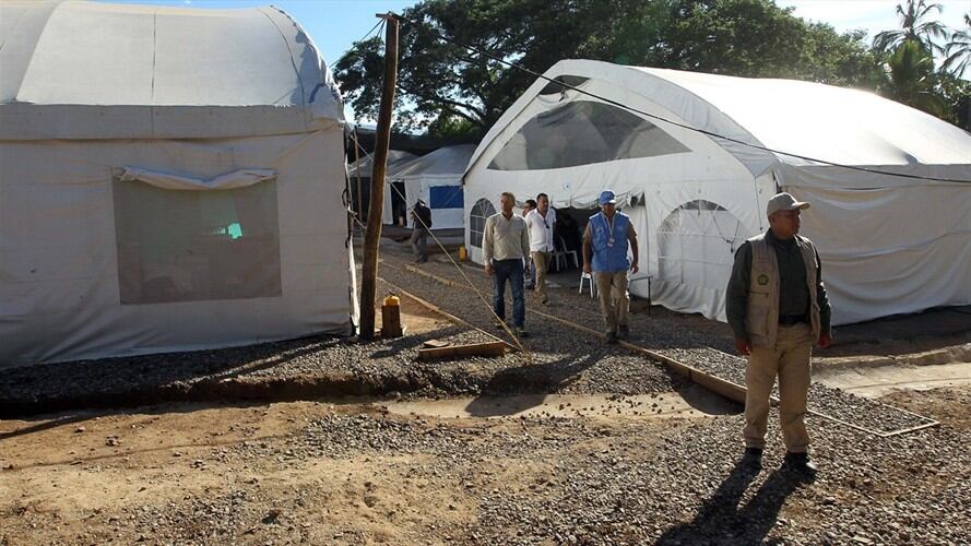 En carpas levantadas en medio del monte, miembros de la ONU, militares y policías conviven con guerrilleros de las FARC para supervisar el proceso de dejación de armas y desmovilización. Foto: Agencia EFE/MAURICIO DUEÑAS