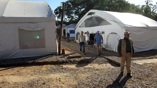 En carpas levantadas en medio del monte, miembros de la ONU, militares y policías conviven con guerrilleros de las FARC para supervisar el proceso de dejación de armas y desmovilización. Foto: Agencia EFE/MAURICIO DUEÑAS