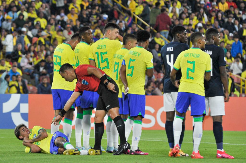 Árbitro durante el partido entre Brasil y Ecuador (Photo by Sebastian Barros/NurPhoto via Getty Images)
