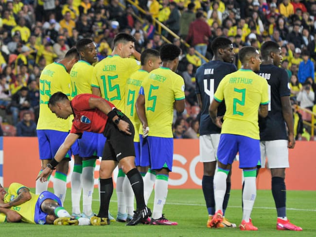Árbitro durante el partido entre Brasil y Ecuador (Photo by Sebastian Barros/NurPhoto via Getty Images)