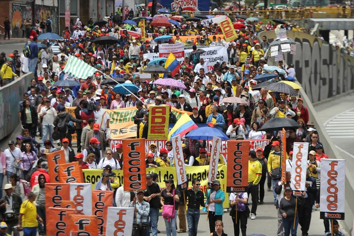50.000 educadores de todas las regiones del país se dirigen al Ministerio de Educación, ubicado en la capital colombiana, apara manifestar su preocupación frente al acuerdo al que llegó el Gobierno con Fecode.