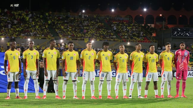 AME8789. CARTAGENA (COLOMBIA), 12/04/2025. - Los jugadores de Colombia se forman este sábado, en un partido de la final del Sudamericano Sub-17 entre Colombia y Brasil, en el estadio Jaime Morón, en Cartagena (Colombia). EFE/ Ricardo Maldonado Rozo