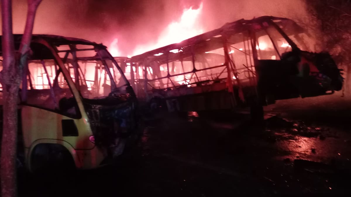 Buses de metrolínea terminaron incinerados en portal de Girón