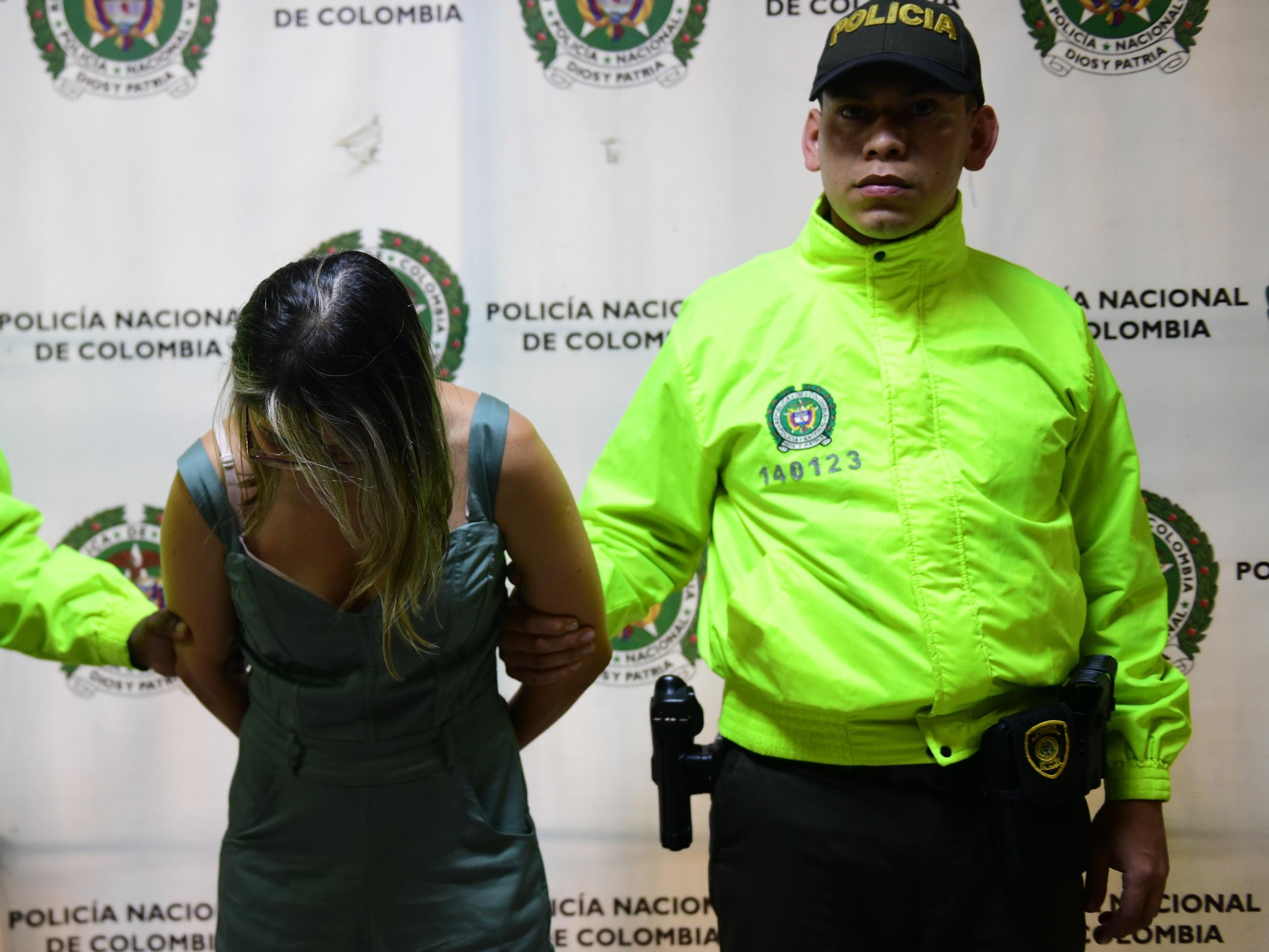 Mujer capturada por robar 400 millones de una entidad bancaria-foto policía Metropolitana