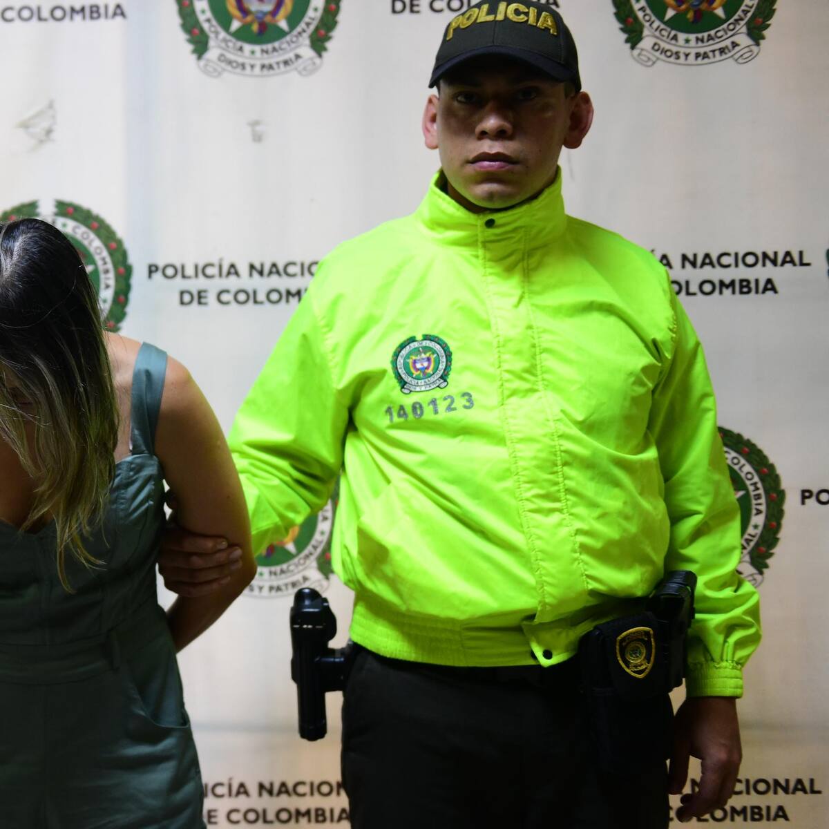 Una mujer es señalada de robarse más de $400 millones mientras trabajaba como cajera de un banco