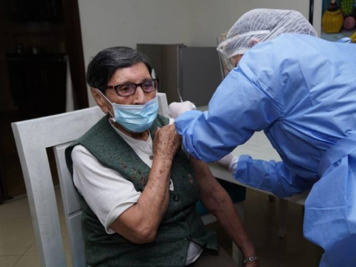 Bogotá ya comenzó la vacunación a la población mayor de 80 años