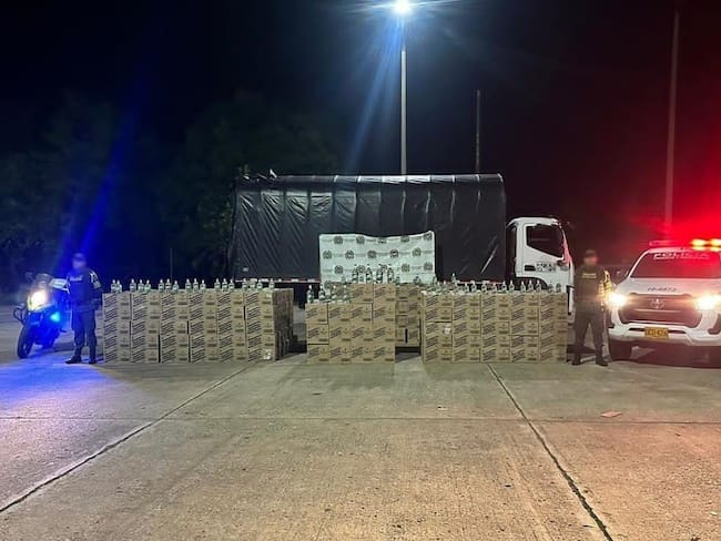 Policía incautó más de 10 mil botellas de aguardiente en la vía Caucasia - Planeta Rica