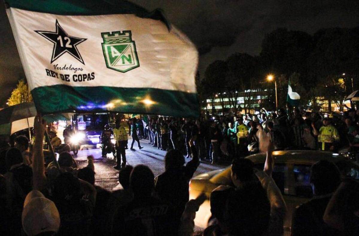 Atlético Nacional tiene apoyo masivo de los hinchas de Nacional en Bogotá y a pesar de que no pueden estar en El Campín, sí acompañan al equipo en la disputa de su duodécima estrella.